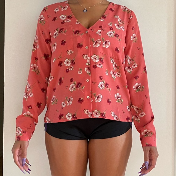 FLORAL BUTTON UP WITH POCKETS NWT - Picture 7 of 8